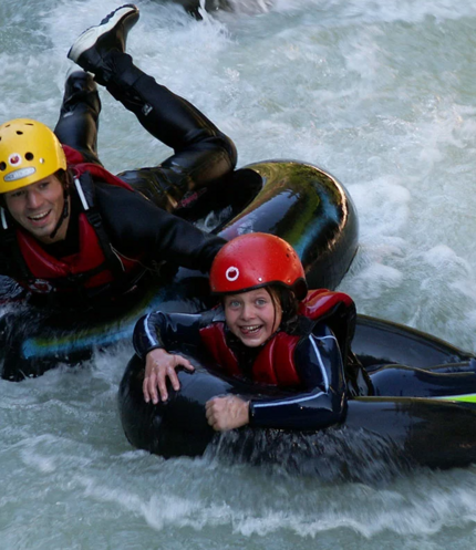 Kramsach, Brandenberger Ache, Schlauchreiten, Vater & Kind, (c) Alpbachtal Tourismus/Sport Ossi