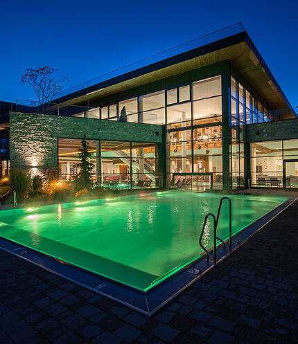 Woferlgut Pool bei Nacht