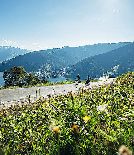 Cycling with a fantastic view in Thumersbach, (c) Zell am See-Kaprun Tourism
