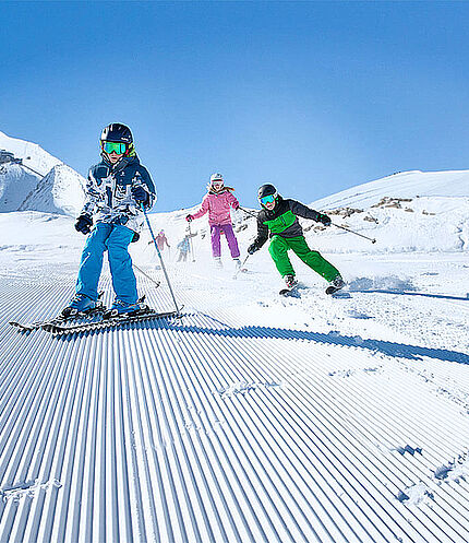 Family skiing on the Kitzsteinhorn, (c) Kitzsteinhorn