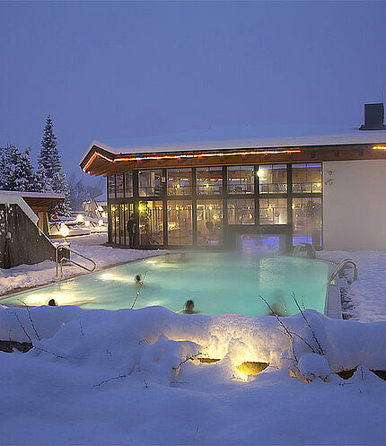 Outdoor pool in winter, (c) Tirol Camp Fieberbrunn